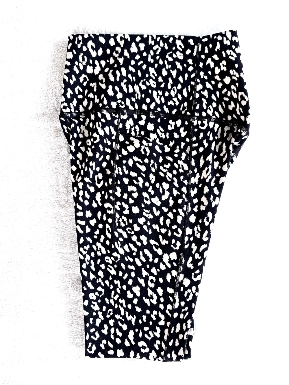 Athleta Salutation Stash Pocket II 7/8 Tights, Leopard Print, Size XS